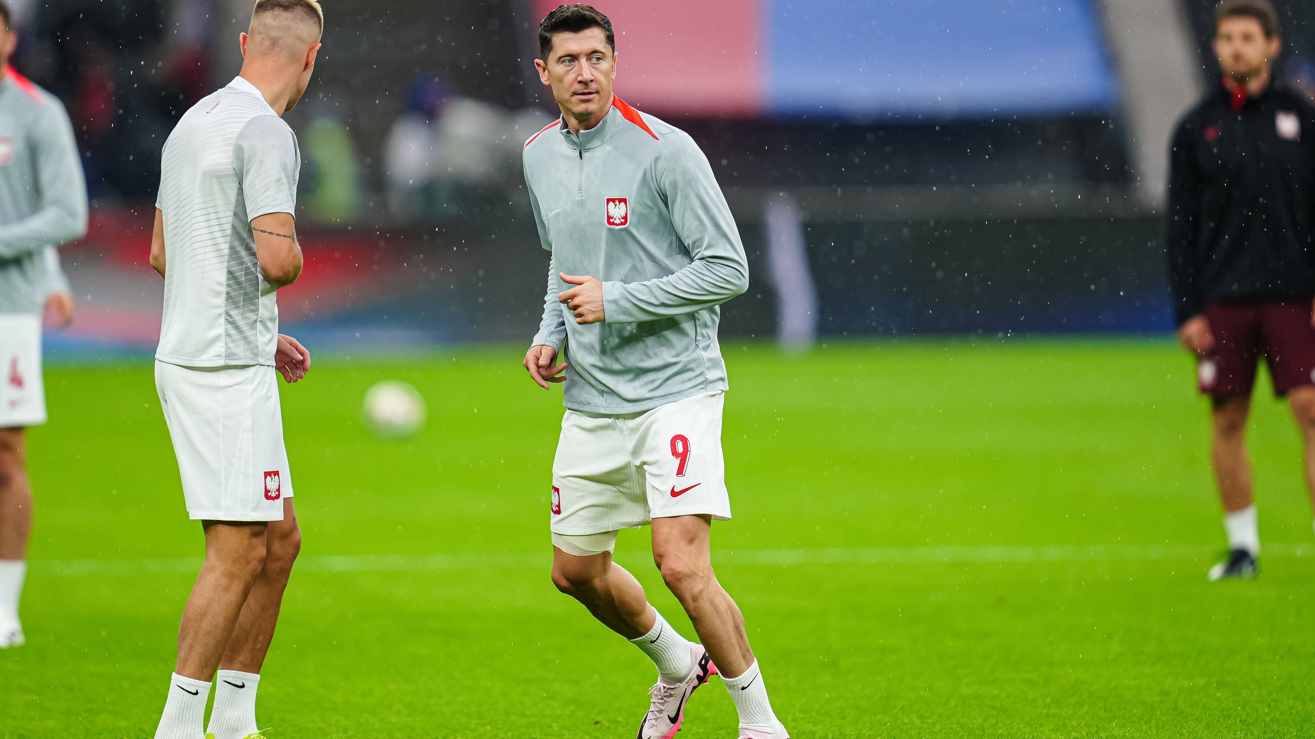 <strong>Lewandowski kein Faktor</strong><br>Robert Lewandowski musste wie schon im ersten Spiel gegen die Niederlande auf der Bank Platz nehmen. Nach gut einer Stunde kam der noch angeschlagene Stürmer-Star dann jedoch in die Partie. Am Spielverlauf konnte Lewandowski aber nichts ändern. Polen verliert 1-3 und steht vor dem Aus.