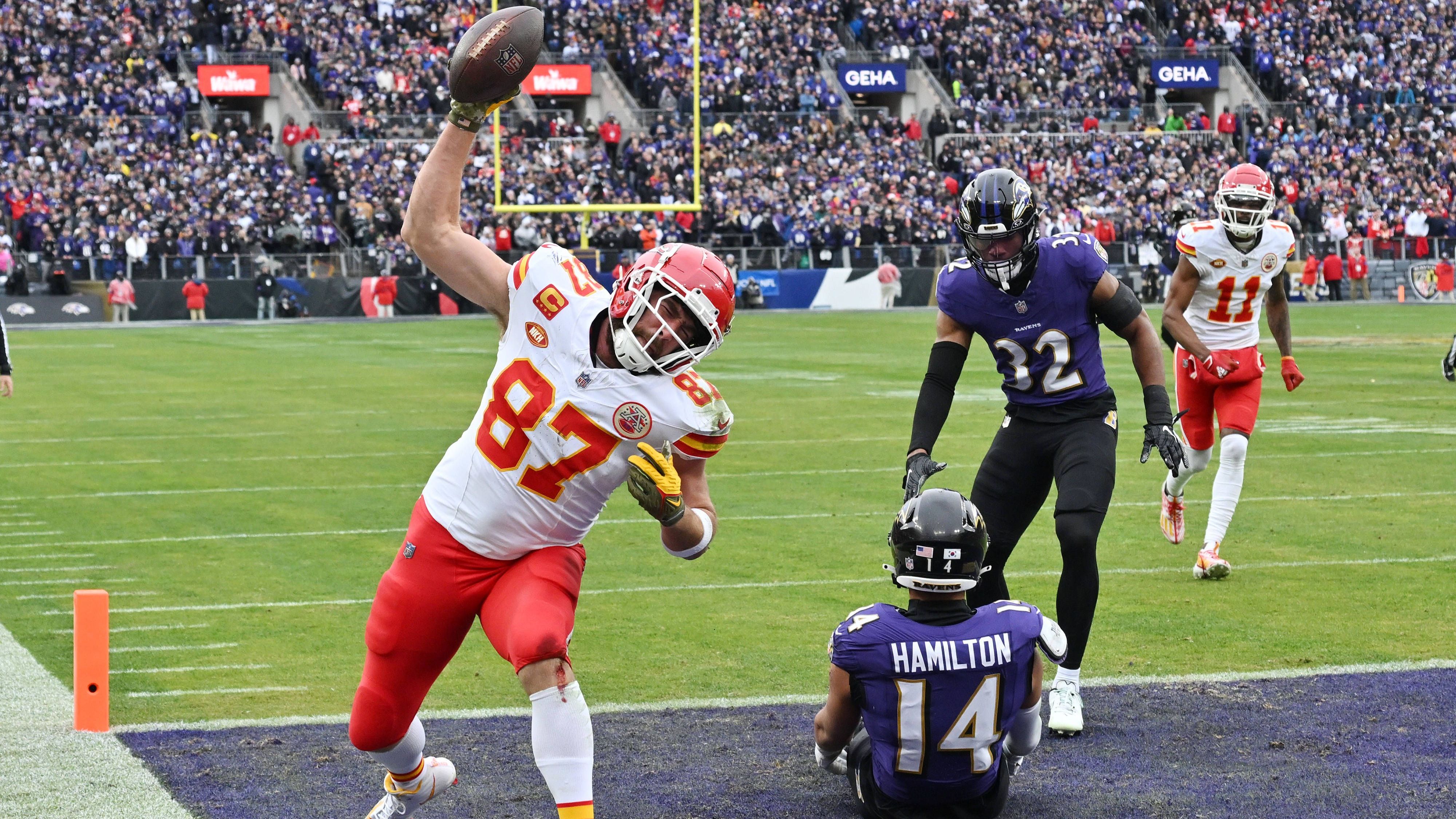 <strong>Gewinner: Travis Kelce (Kansas City Chiefs)</strong><br>Jener Touchdown ging auf Travis Kelce. Der Tight End spielte eine für seine Verhältnisse unterdurchschnittliche Saison, in den Playoffs ist er aber wieder voll da. Elf Catches (bei elf Targets) und 116 Yards, das ist Vintage Kelce! Damit überholte er nebenbei auch Jerry Rice, keiner hat mehr Catches in den Playoffs als er.