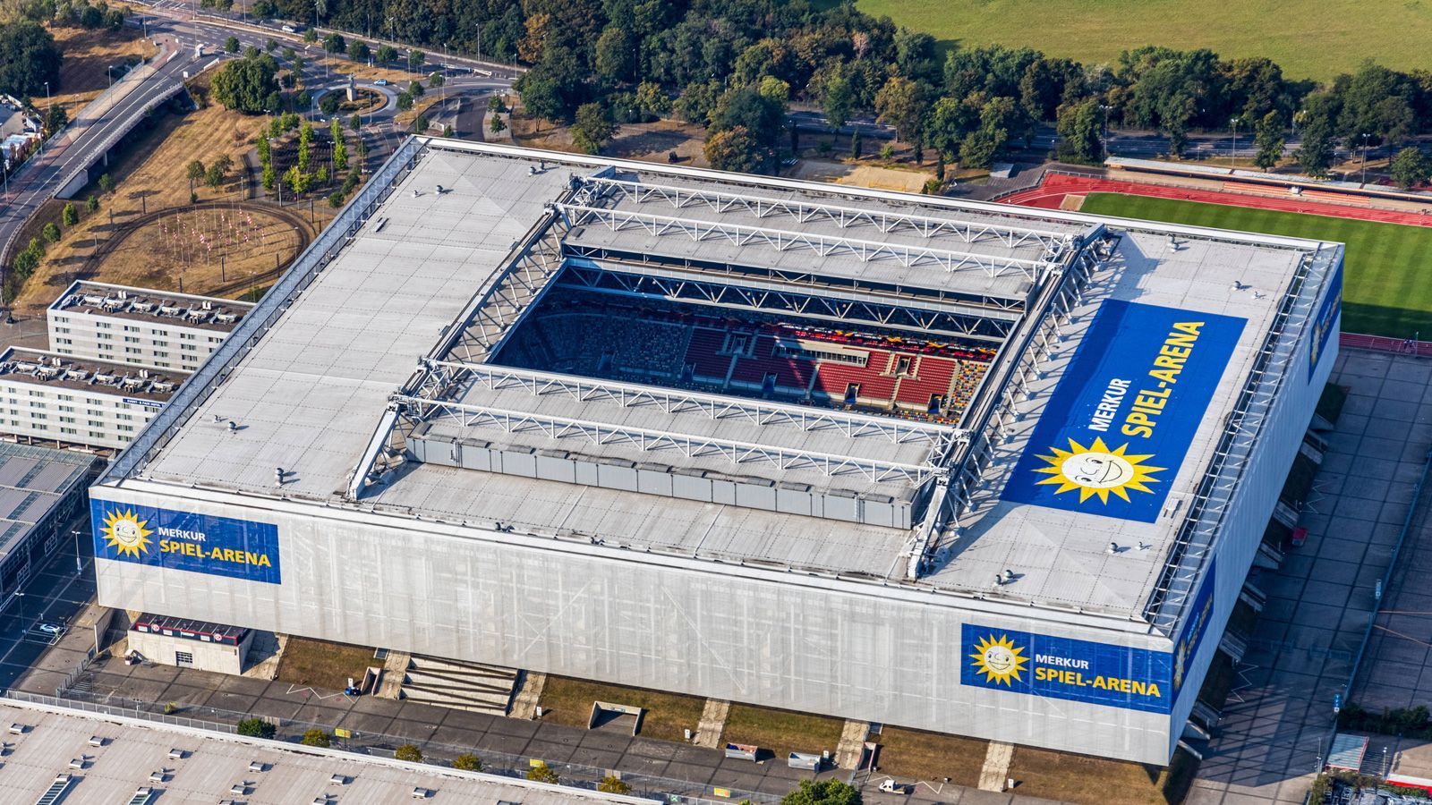 <strong>Merkur Spiel Arena in Düsseldorf</strong><br> Noch ein Stadion mit NFL-Europe-Erfahrung: Rhein Fire Düsseldorf trug seine Heimspiele teilweise in der heutigen Merkur Spiel-Arena aus - auch 2025 und 2026 soll das ELF-Team dort wieder Topspiele austragen. Das Stadion ist modern und beherbergte die unterschiedlichsten Veranstaltungen wie etwa den Eurovision Song Contest. Bis zu 54.600 Zuschauer finden Platz.
