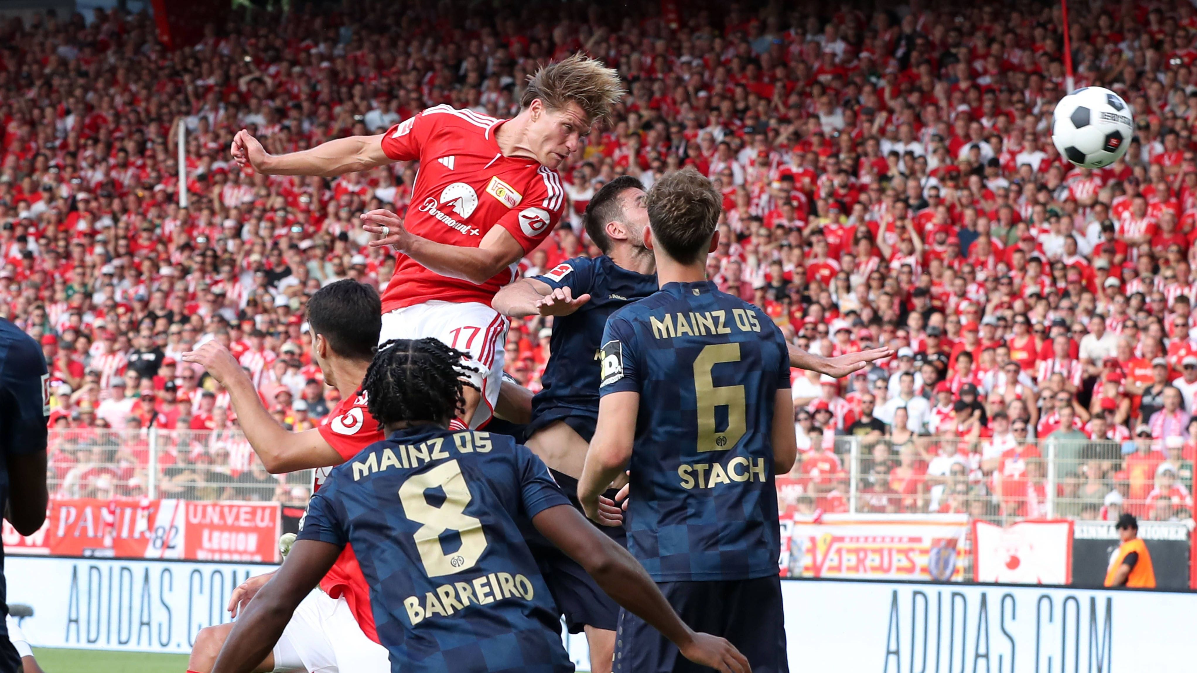 <strong>1. Spieltag: Behrens köpft sich in die Bundesliga-Geschichtsbücher</strong><br>Mit drei Toren beim 4:1-Sieg von Union Berlin gegen den 1. FSV Mainz 05 war Stürmer Kevin Behrens der Matchwinner. Das Besondere an seinem Dreierpack: Er erzielte alle Treffer per Kopf, was zuvor noch keinem anderen Spieler in der Bundesliga seit Beginn der detaillierten Datenerfassung gelang. (Quelle: optafranz/twitter)