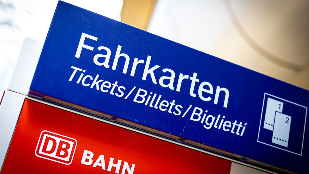 Das Deutschlandticket soll mehrere Jahre für 49 Euro zu haben sein: Die Verbraucherzentralen fordern jetzt eine Preisgarantie von Bund und Ländern.