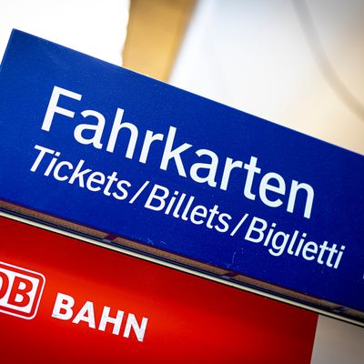 49-Euro-Ticket: Jetzt fordern Verbraucherzentralen Preisgarantie.