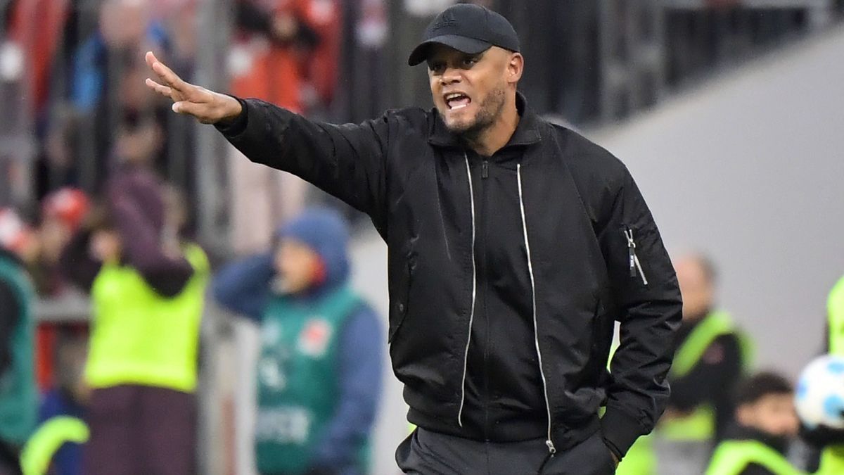 28.09.2024, xemx, Fussball 1.Bundesliga, FC Bayern Muenchen - Bayer 04 Leverkusen emspor, v.l. Cheftrainer Vincent Kompany (FC Bayern Muenchen) gibt Anweisungen, gestikuliert mit den Armen, gesticu...