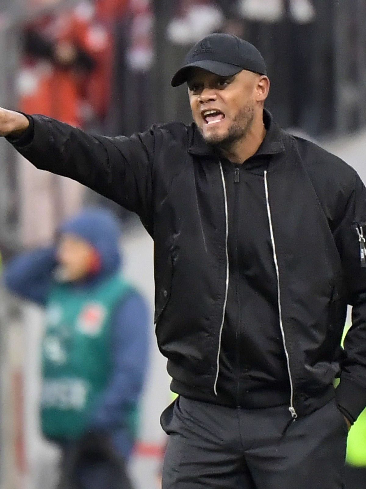 28.09.2024, xemx, Fussball 1.Bundesliga, FC Bayern Muenchen - Bayer 04 Leverkusen emspor, v.l. Cheftrainer Vincent Kompany (FC Bayern Muenchen) gibt Anweisungen, gestikuliert mit den Armen, gesticu...