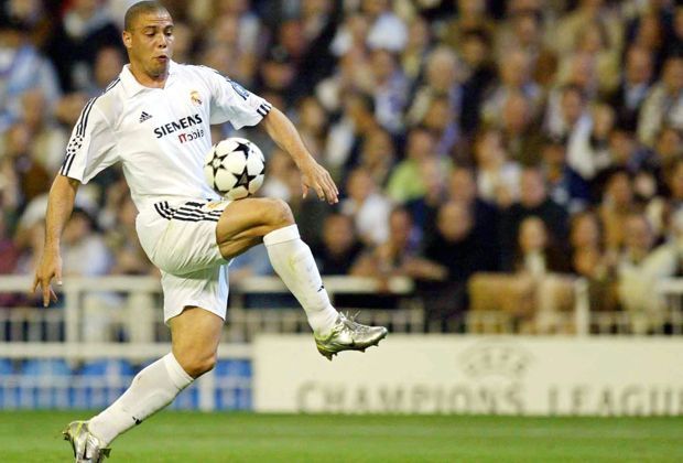 
                <strong>Sturm: Ronaldo (u.a. Real Madrid)</strong><br>
                "Er wurde geboren, um Tore zu schießen, jede Art von Toren, er konnte alles. Ein großartiger Freund und der kompletteste Stürmer, den ich je gesehen haben", fasst Carlos die Leistungen des Ausnahmestürmers passend zusammen.
              