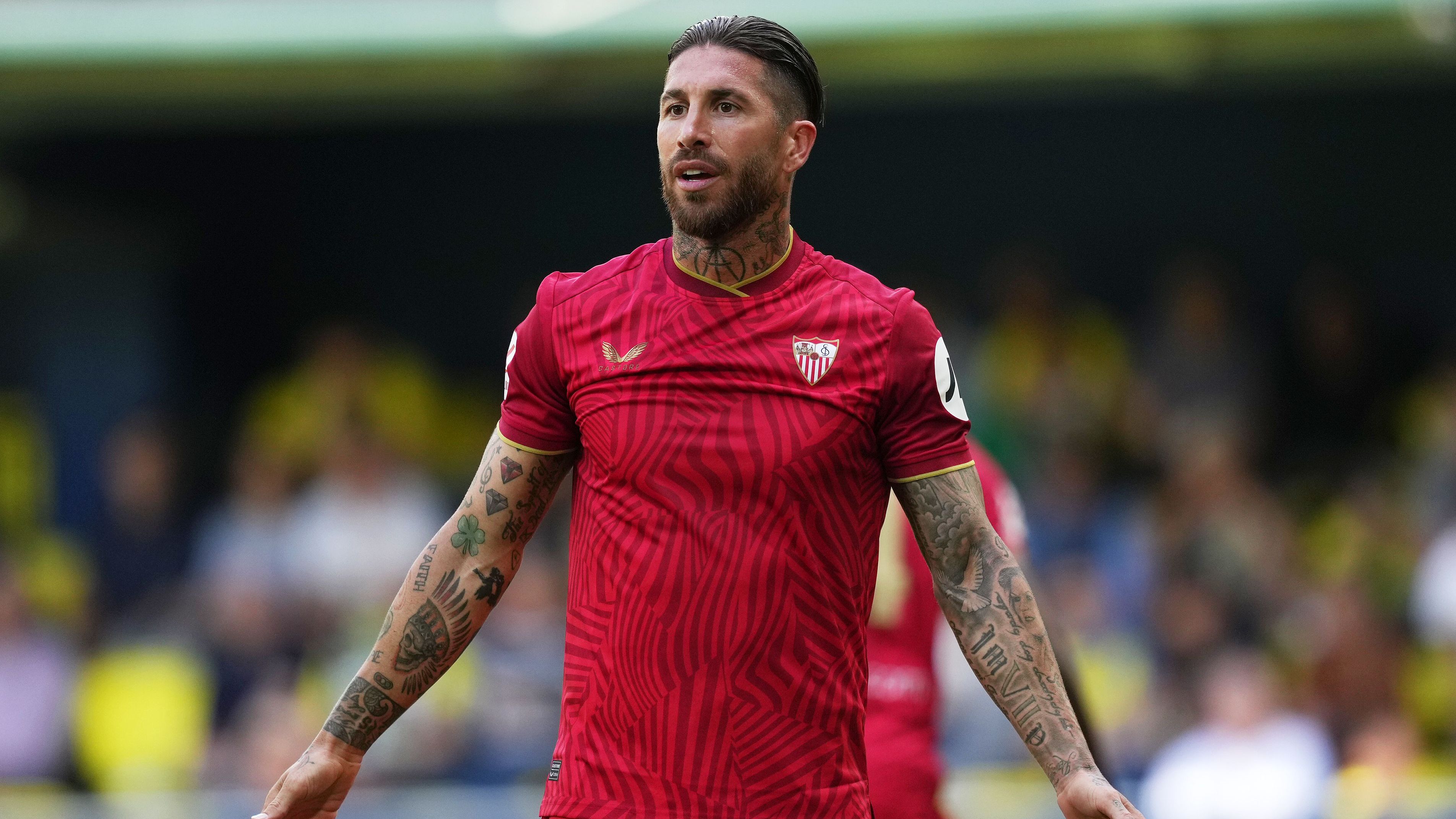 <strong>Sergio Ramos (zuletzt FC Sevilla)</strong><br>Routine pur verkörpert der mittlerweile 38-jährige Sergio Ramos. Nachdem der Vertrag des spanischen Verteidigers beim FC Sevilla auslief, ist seine sportliche Zukunft weiterhin offen. Zuletzt wurde berichtet, der Oldie könnte seine Karriere in Saudi-Arabien ausklingen lassen, von einem Transfer des Welt- und Europameisters zu Al-Orobah war die Rede.&nbsp;