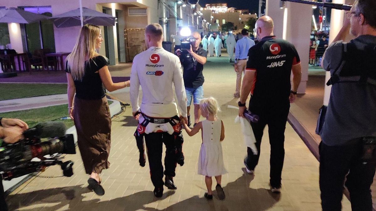 Ein Bild wie gemacht für Netflix: Kevin Magnussen geht mit seiner Familie heim