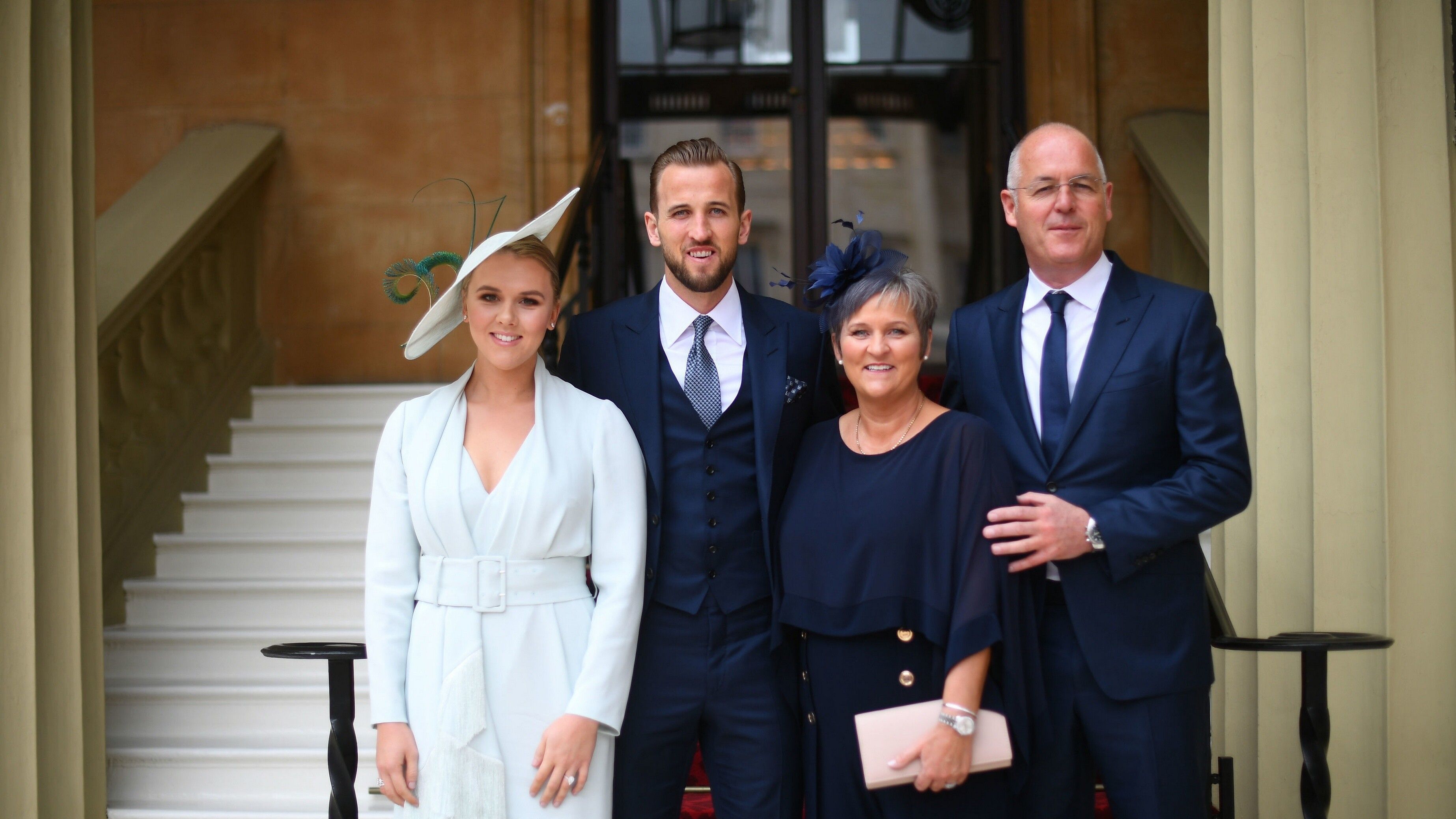 <strong>Katie, Kids und Familie – der Kosmos von Harry Kane<br></strong>Auch wenn es um seine sportlichen Interessen und die Verhandlungen mit Klubs wie in diesem Sommer den FC Bayern geht, verlässt sich Kane nur auf seinen engsten Kreis. Auch sein Vater Pat (im Bild) gehört zu seinen Beratern. Der stammt zwar aus Irland, Harry entschied sich aber für die englische Nationalmannschaft. Seine Mutter Kim (im Bild) ist Engländerin.