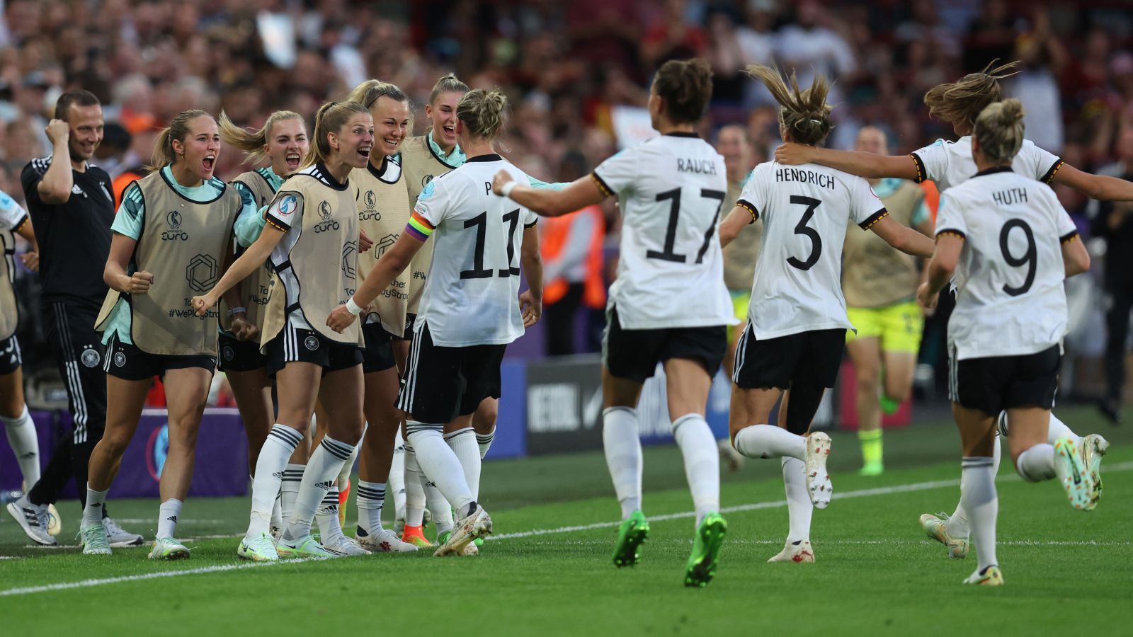 
                <strong>Einzug ins Halbfinale</strong><br>
                Sollte das Spiel gegen die Österreicherinnen gewonnen werden, wartet im Halbfinale auf die DFB-Elf entweder Frankreich oder die Niederlande. Egal wer der Gegner ist, sicher hätte das Team dann 20.000 Euro Prämie.
              