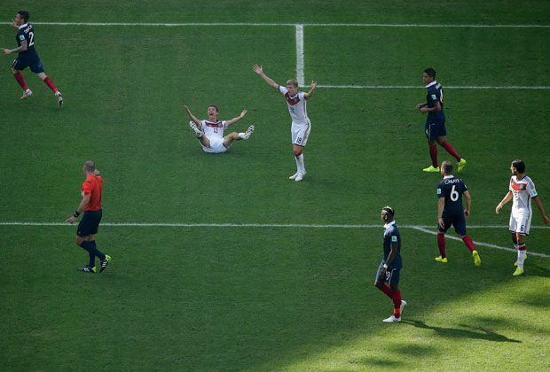 
                <strong>Frankreich vs. Deutschland (0:1) - Elfmeterschrei nicht erhört</strong><br>
                Thomas Müller und Toni Kroos fordern vehement einen Elfmeter, doch der Schiedsrichter entscheidet: kein Strafstoß.
              