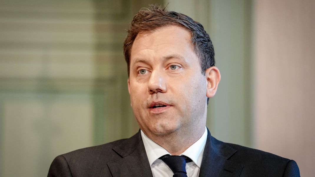 SPD-Chef Klingbeil steht zu Frauke Brosius-Gersdorf und sieht Unionsbedenken wegen angeblicher Plagiatsvorwürfe ausgeräumt. 