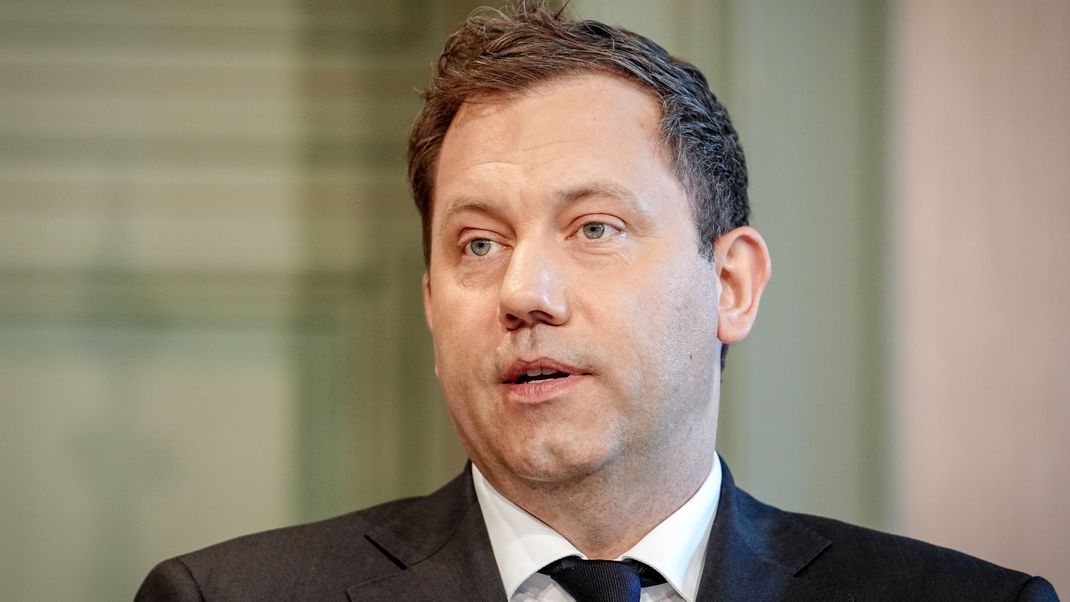 SPD-Chef Klingbeil steht zu Frauke Brosius-Gersdorf und sieht Unionsbedenken wegen angeblicher Plagiatsvorwürfe ausgeräumt. 