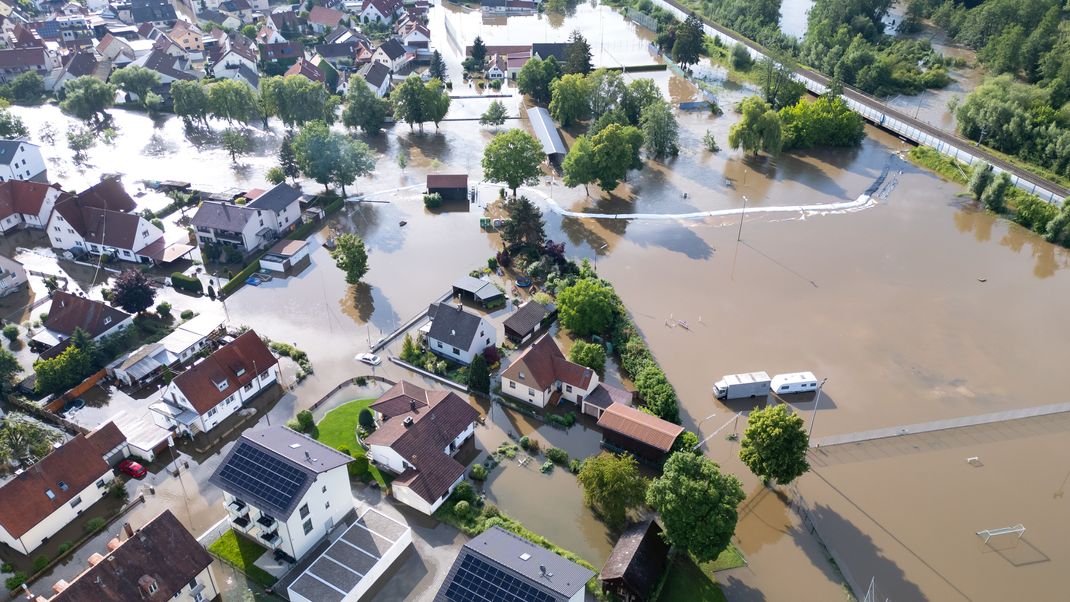 Teile von Reichertshofen sind vom Wasser überflutet.