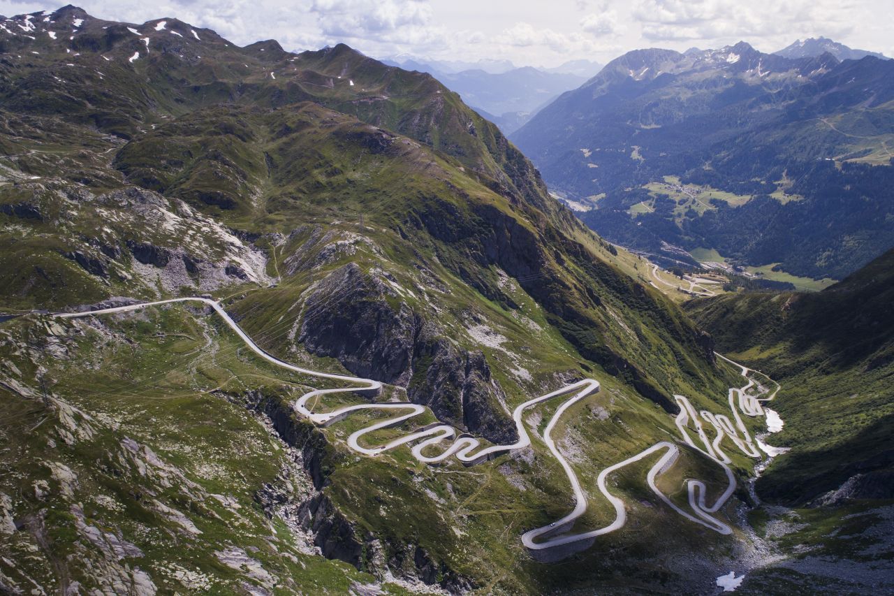 Der Gotthardpass mit der eindrucksvollen alten Passstraße in der Berglandschaft verbindet den Kanton Uri mit dem Kanton Tessin. Früher war die Straße einmal die wichtigste Nord-Süd-Verbindung in den Alpen. Bis heute gelten die Serpentinen als beliebtes Ausflugsziel.