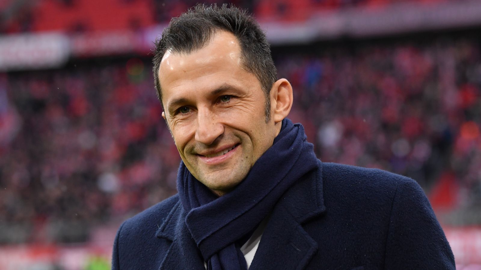 
                <strong>Hasan Salihamidzic (FC Bayern München, Sportdirektor)</strong><br>
                Schon seit Mitte 2017 ist Hasan "Brazzo" Salihamidzic zurück bei "seinem" FC Bayern. Der frühere Münchner Profi (365 Pflichtspiel-Einsätze) fungiert an der Säbener Straße als Sportdirektor. Obwohl der 43-jährige Bosnier vor allem in seiner Anfangszeit immer wieder Kritik einstecken musste, leitete "Brazzo" im Sommer 2019 den personellen Umbruch der Bayern nach der Ära von Arjen Robben und Franck Ribery ein. Mittlerweile ist es sogar beschlossene Sache, dass Salihamidzic im Sommer 2020 intern aufsteigen wird. Vom Sportdirektor wird er zum FCB-Sportvorstand.
              