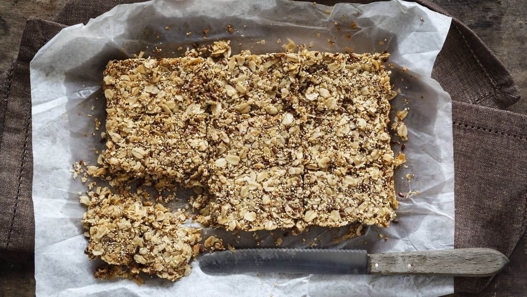 Ein besonders beliebter Snack für Sportler:innen sind Müsliriegel. Diese kannst du nicht nur fast überall kaufen, sondern auch schnell selber mit nur wenigen Zutaten zubereiten.