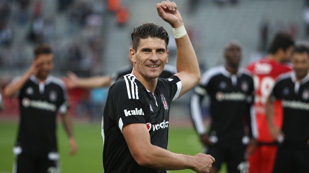 
                <strong>Mario Gomez ballert sich zu Deutschlands Top-Stürmer</strong><br>
                Und auch Gomez scheint sich bei Besiktas wohl zu fühlen: "Besiktas ist ein großer und gut organisierter Klub, den wir in Deutschland so genau nicht kennen und ich - um ehrlich zu sein - bislang auch nicht kannte", erklärt er der "Sport Bild". 
              