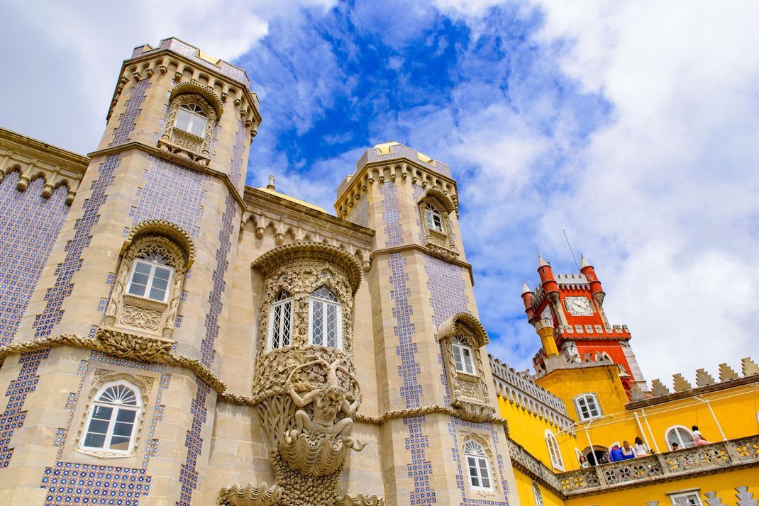 Habt ihr so ein farbenfrohes Schloss schon einmal gesehen? Das romantische Schloss in Sintra wird dich mit all seinen verschiedenen Farben verzaubert.