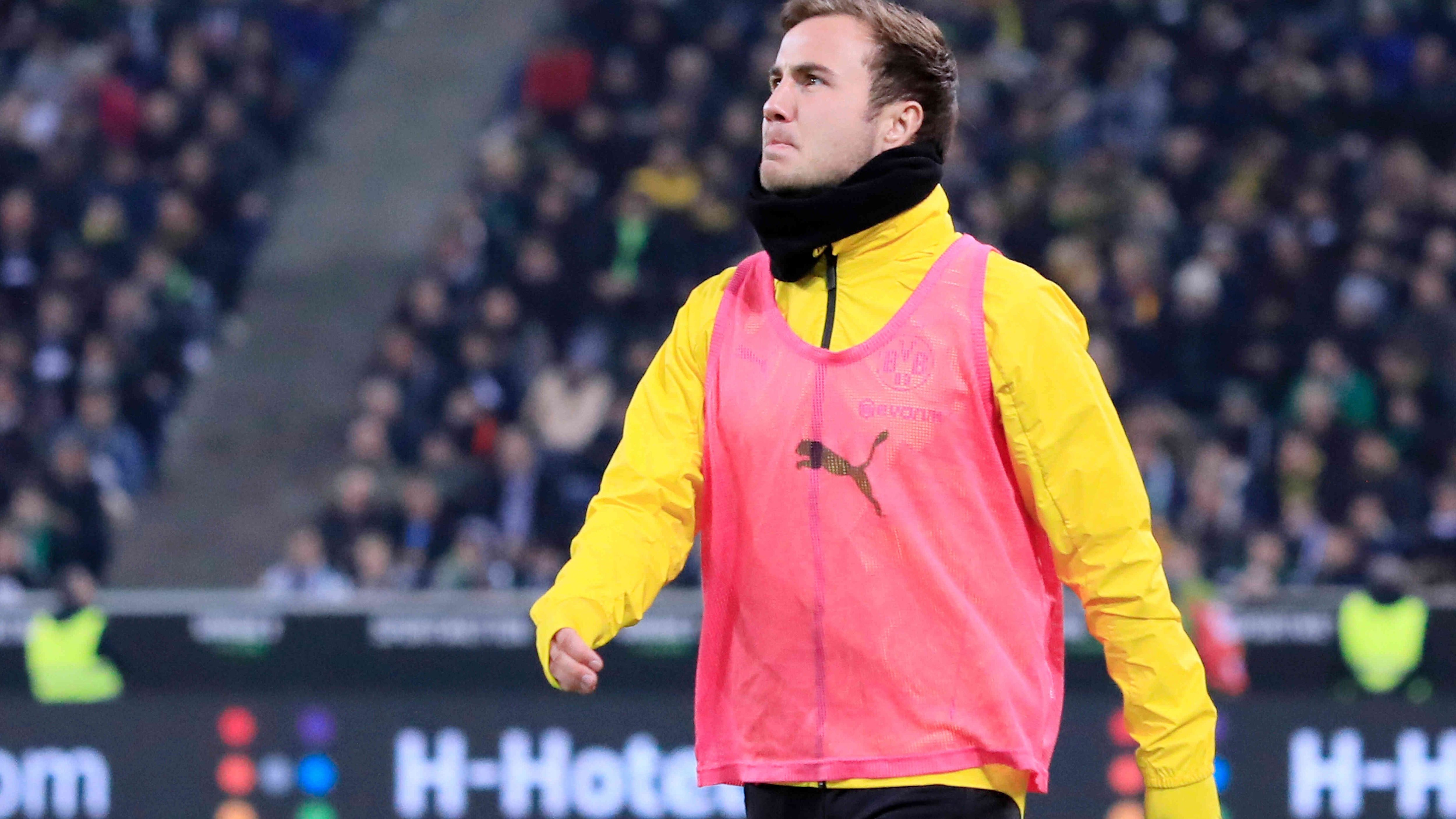 
                <strong>Mario Götze</strong><br>
                Der Vertrag des WM-Helden bei Borussia Dortmund lief zum 30. Juni aus. Immer wieder wird er mit anderen Teams in Verbindung gebracht, doch richtig konkret wurde es bislang noch nicht. Seit seinem Siegtor im WM-Finale konnte Götze nur noch vereinzelte Glanzlichter setzen und konnte weder beim FC Bayern noch bei seiner Rückkehr nach Dortmund an die Form aus seinen Anfangsjahren anknüpfen. Erschwert wurde Götzes mögliches Erreichen seiner einstigen Topform durch eine langwierige Stoffwechsel-Erkrankung. 
              