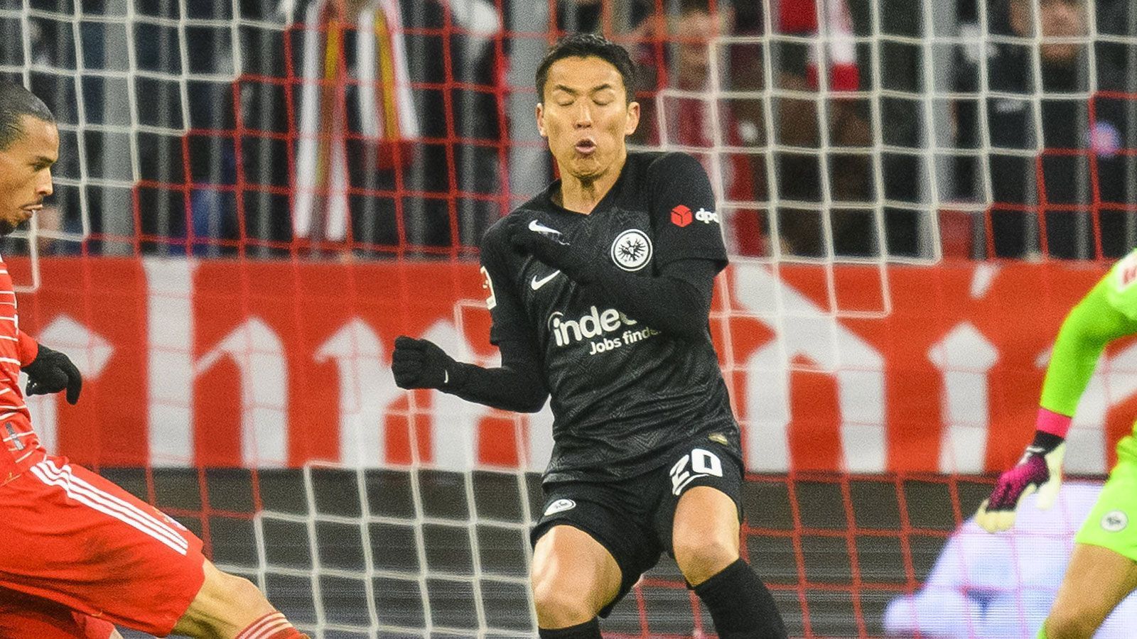 
                <strong>Makoto Hasebe (Eintracht Frankfurt)</strong><br>
                Mit 39 Jahren und zehn Tagen der älteste Spieler, den die Eintracht in der Geschichte der Bundesliga je eingesetzt hat. Strahlt als zentraler Innenverteidiger in der Dreier- bzw. Fünferkette Ruhe aus und hat großen Anteil daran, dass die Eintracht lange kompakt steht. Klärt, wenn sich seine Nebenleute Fehler erlauben. Hat aber selbst besonders mit Choupo-Moting so seine Mühe. Wird nach der Pause deutlich schwächer. Insgesamt trotzdem solide. ran-Note: 3
              