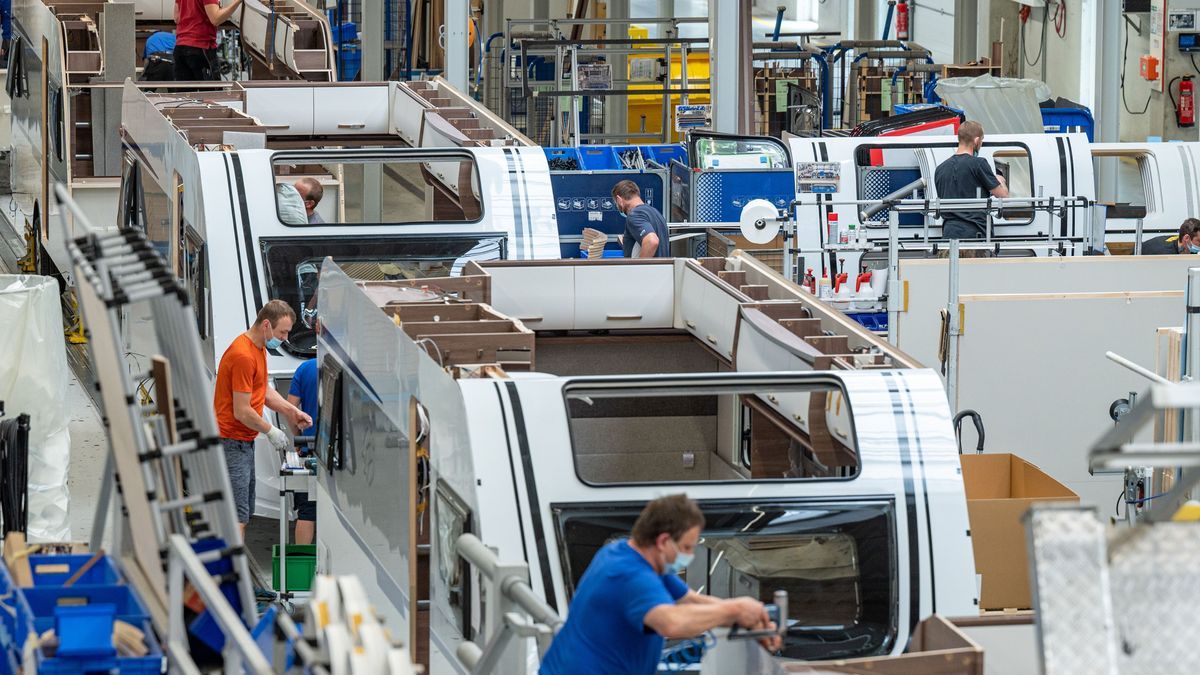 Arbeiter montieren Wohnwagen im Werk der Knaus-Tabbert AG.
