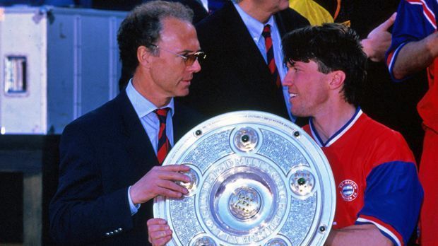 
                <strong>Franz Beckenbauer</strong><br>
                Franz Beckenbauer: Ähnlich wie Lattek konnte auch "Kaiser Franz" seinen Abschied im Sommer 1994 mit einem Meistertitel feiern. Beckenbauer sprang für ein halbes Jahr als Nachfolger des entlassenen Erich Ribbeck ein. Mit neun Siegen in 14 Bundesliga-Begegnungen führte der Weltmeister von 1974 die zum Rückrundenstart auf Platz fünf liegenden Bayern noch zum Titelgewinn.
              