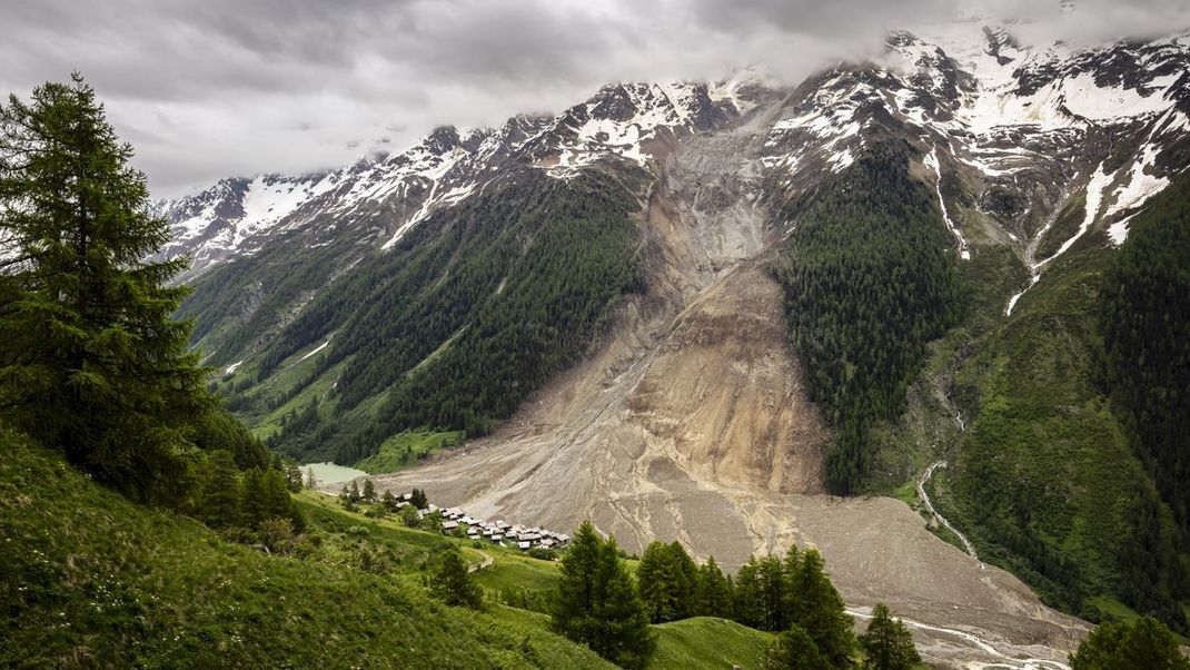 Bereits Anfang Juni wurde das Dorf Blatten in der Schweiz durch den Abbruch des Birkengletschers (Bild) verschüttet.