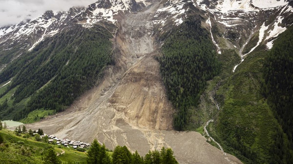 Bereits Anfang Juni wurde das Dorf Blatten (Schweiz) durch den Abbruch des Birkengletschers (Bild) verschüttet. 