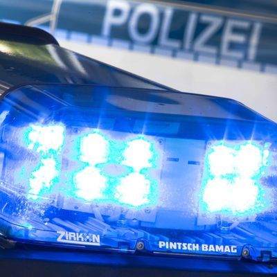 Ein Blaulicht auf einem Polizeiauto