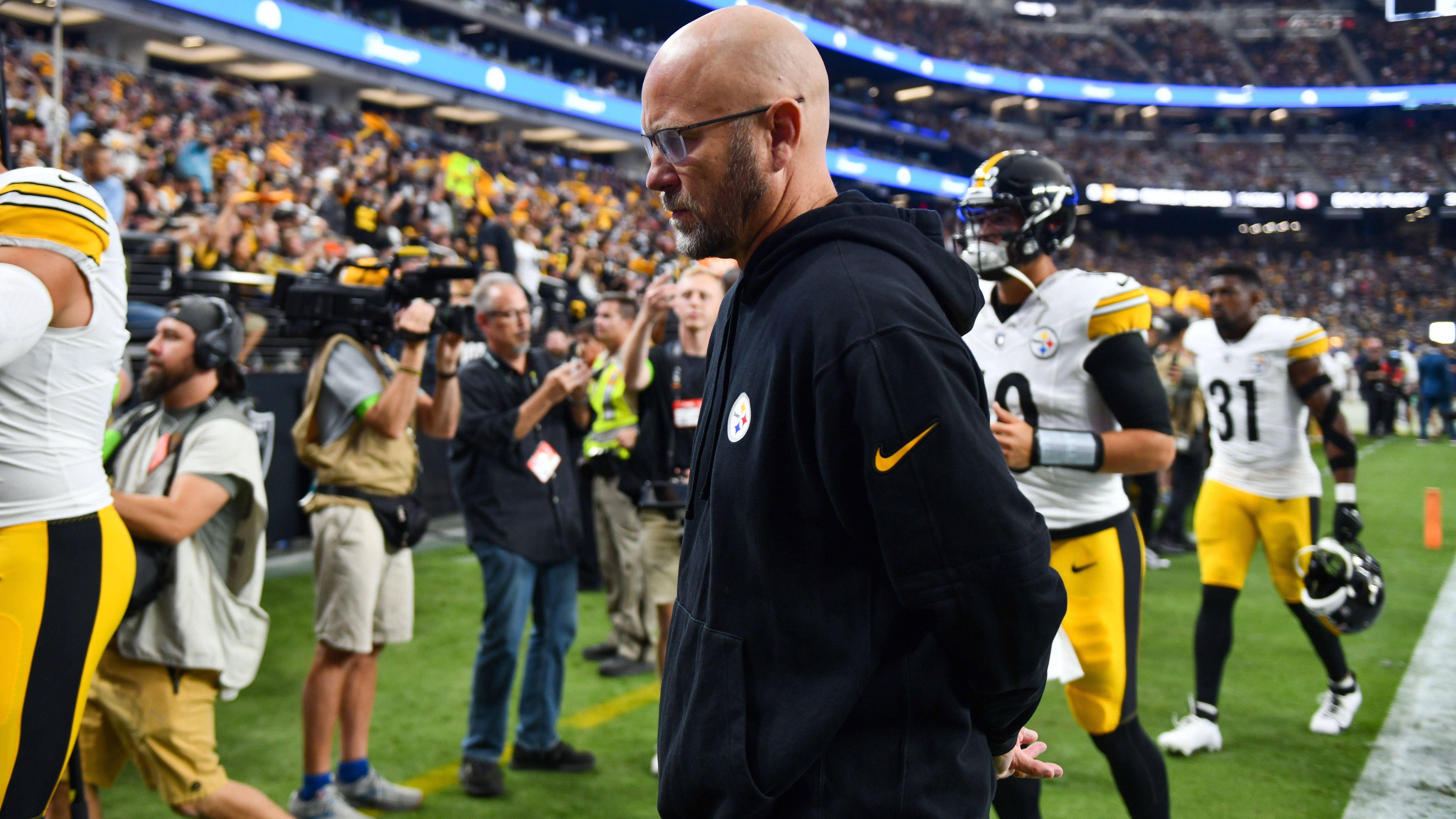 <strong>Verlierer: Matt Canada (Pittsburgh Steelers)</strong><br>Canada schafft es weder, das Laufspiel nachhaltig in Gang zu bringen, noch seinen kommenden Franchise Quarterback Kenny Pickett zu beschützen. Wenn die Defense keinen Sahnetag erwischt, dann ist die Offense der Steelers völlig entblößt. Wäre die Defense keine Top-Einheit der Liga, wäre Canada wohl bereits gefeuert.