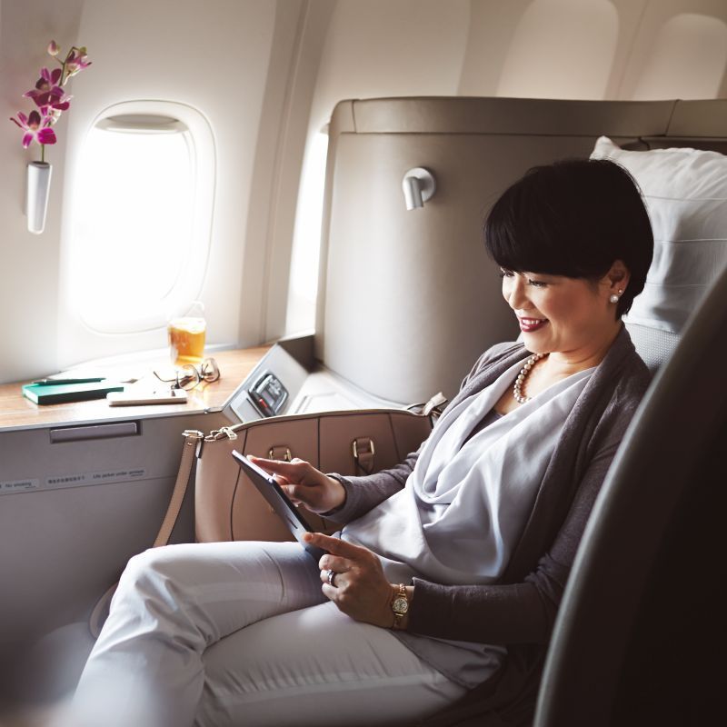 Das Luxus-Angebot von Cathay Pacific von Honkong nach New York und zurück kostet bis zu etwa 23.600 Euro zahlen. Dafür gibt's Ledersitze, Gourmet-Menüs und ein Unterhaltungsprogramm.