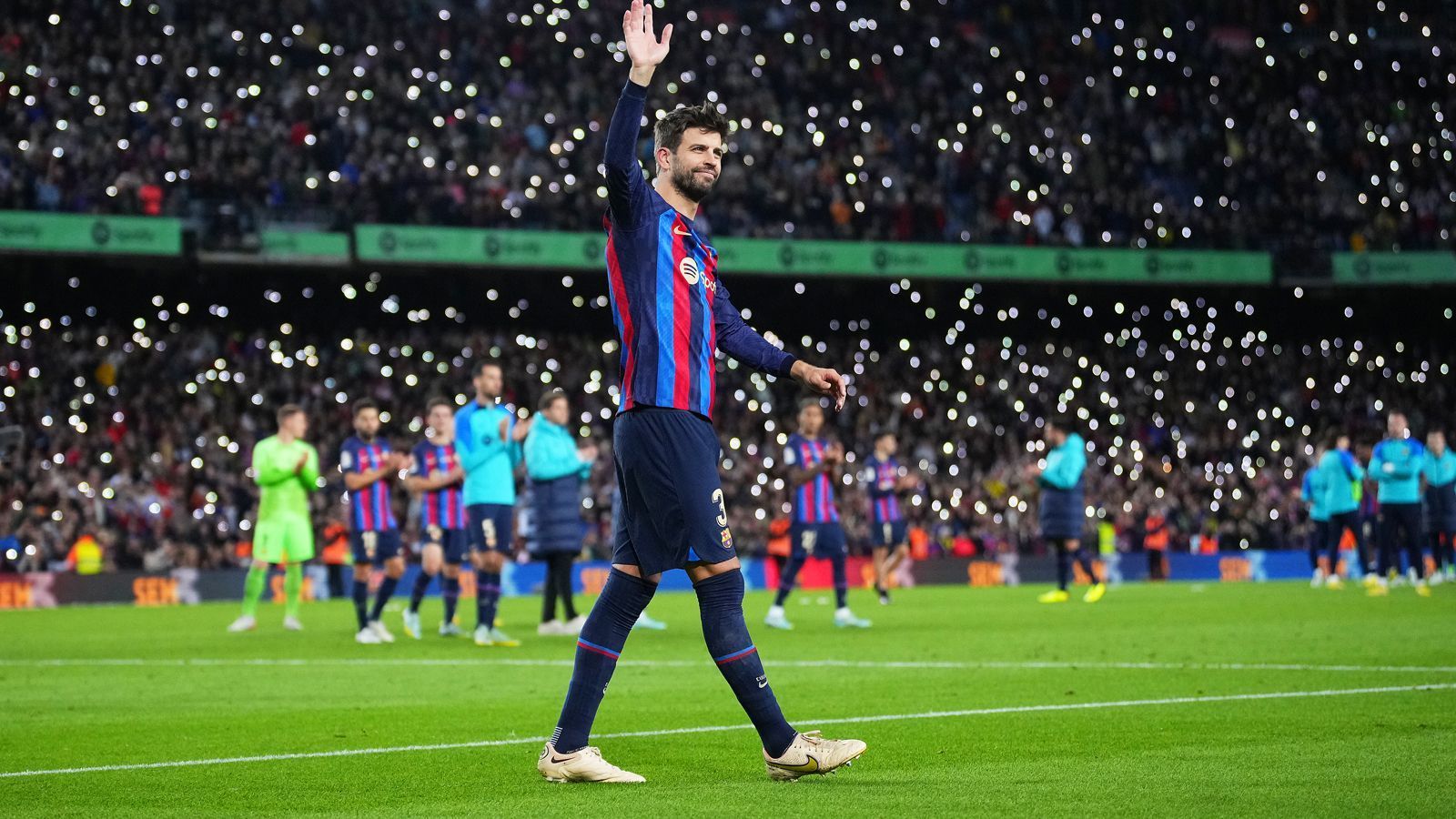 
                <strong>Der Abschied von Gerard Pique in Bildern</strong><br>
                Unter der Woche hätten wohl die wenigsten Fans des FC Barcelona geglaubt, dass das ungleiche Duell gegen Außenseiter UD Almeria zum emotionalen Höhepunkt wird. Doch dann kam der Donnerstag und mit ihm die Ankündigung von Barca-Urgestein Gerard Pique, nach der Partie seine Karriere zu beenden. Der emotionale Abschied des Innenverteidigers beim 616. Pflichtspiel für die "Blaugrana" in Bildern.
              