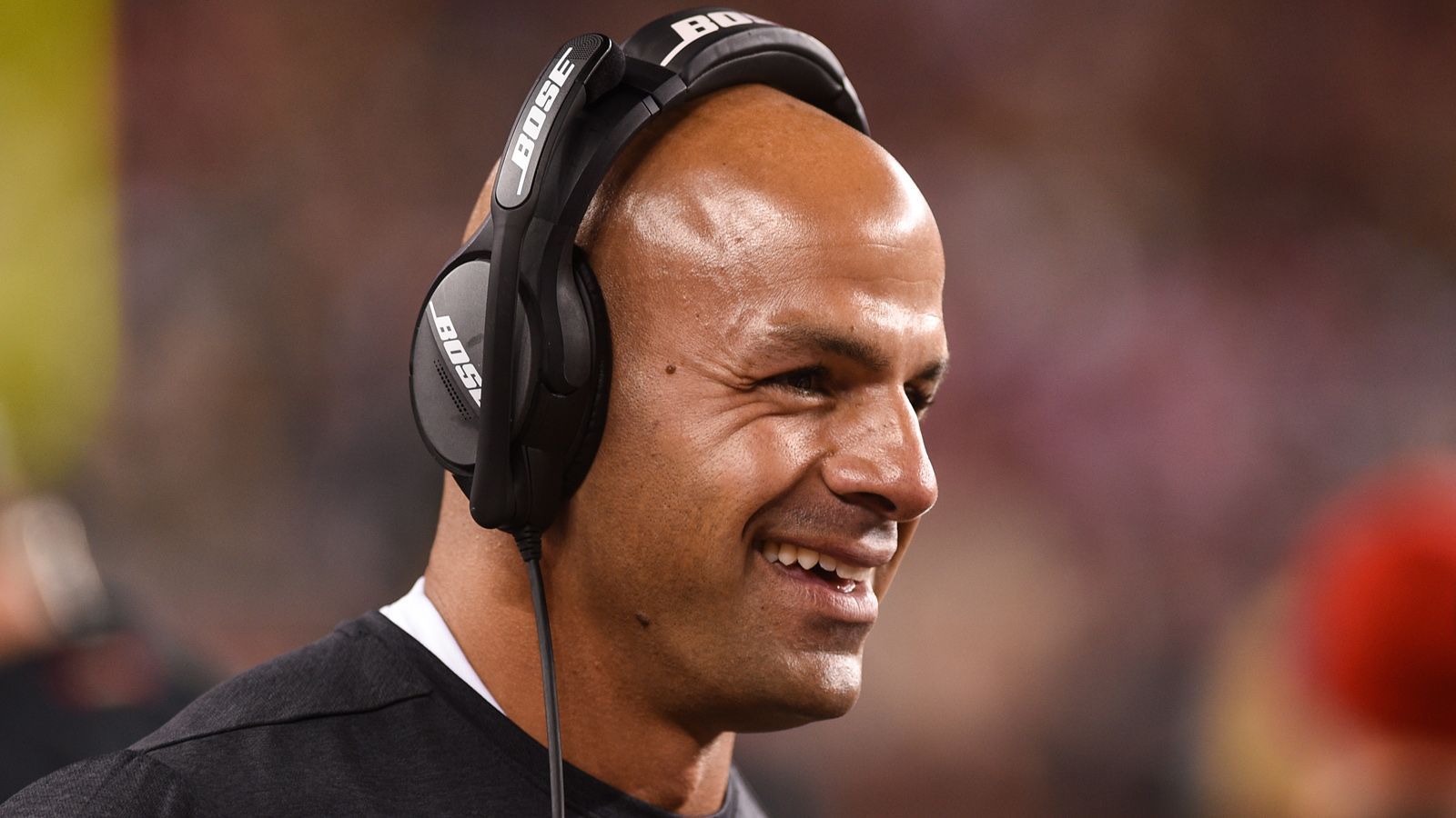 
                <strong>Robert Saleh, Defensive Coordinator, San Francisco 49ers</strong><br>
                Robert Saleh hat als Defensive Coordinator bei den San Francisco 49ers ganze Arbeit geleistet. Das Team stellt von den Yards her die zweitbeste Defense der Liga, ließ die wenigsten Passing-Yards zu und liegt im Sack-Ranking auf Platz 3. Zahlen, mit denen sich der 40-Jährige für eine Position als Head Coach empfiehlt. Zumal Saleh, der seit 2017 in San Francisco tätig ist, auch von der Persönlichkeit ein echter Anführer ist. Nicht ohne Grund wird Saleh bei den TV-Übertragungen fast genauso oft eingeblendet wie Cheftrainer Kyle Shanahan. Er ist eine energiegeladene Persönlichkeit und kann eine ganze Mannschaft mitreißen. 
              