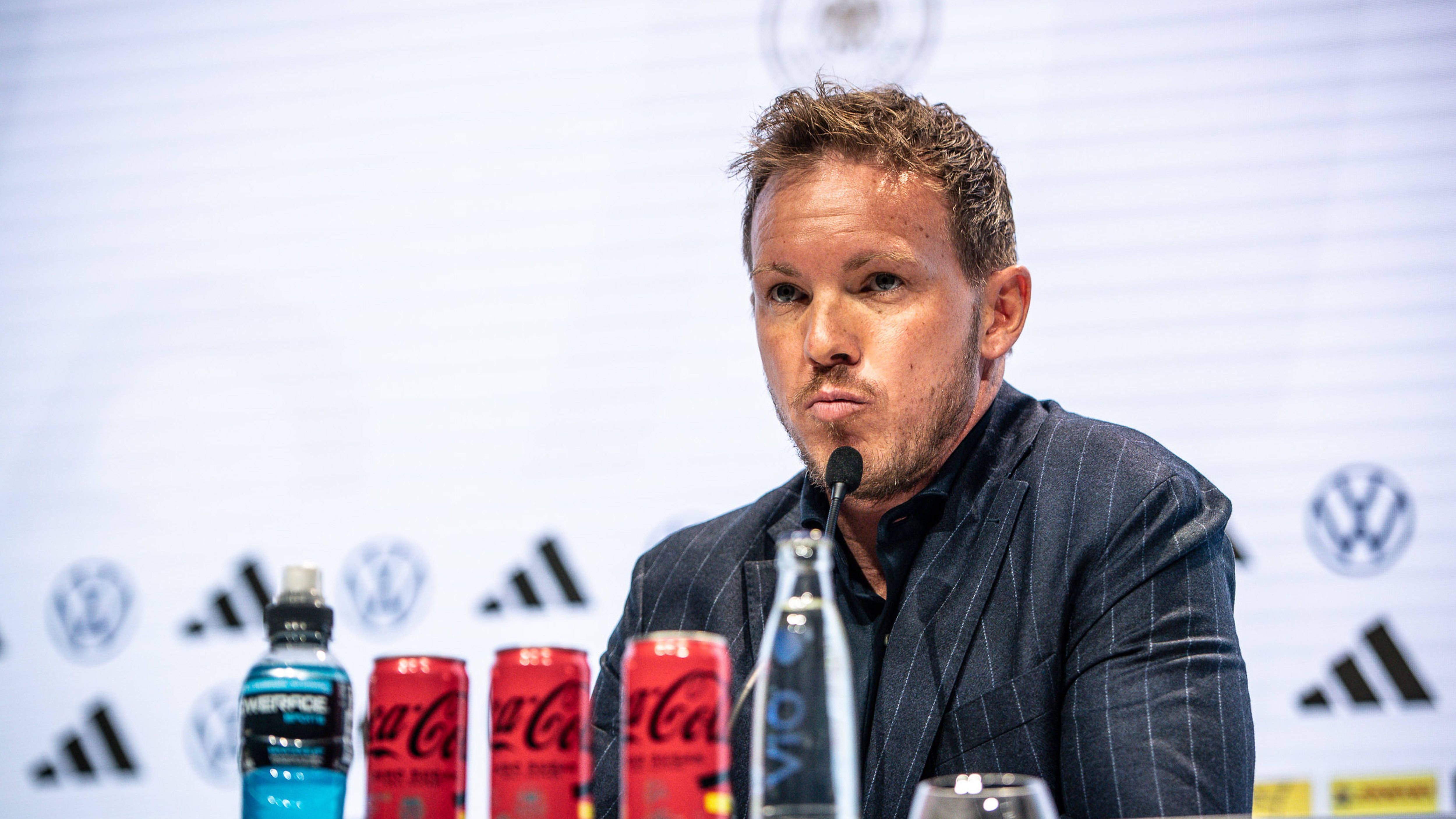 <strong>EM-Kader: Diese Stars nimmt Julian Nagelsmann nicht mit</strong><br>Bundestrainer Julian Nagelsmann hat den Kader für die Europameisterschaft bekanntgegeben. Dabei ließ er einige prominente Spieler unberücksichtigt. <em><strong>ran</strong></em> verrät, wer bei der EM fehlt.&nbsp;