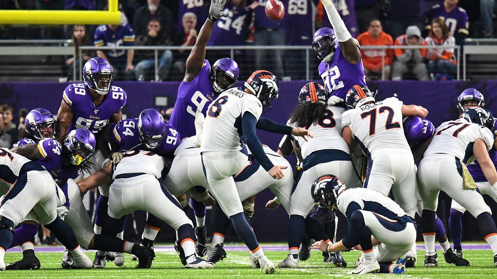 
                <strong>Special Teams und Kicker: Denver Broncos</strong><br>
                In den bisherigen Saison gaben die NFL-Kicker eine unglückliche Figur ab. Einer, der es dieses Wochenende besser machte, war Brandon McManus. Dank seiner Field Goals konnten sich die Denver Broncos im heimischen Stadion gegen die Los Angeles Chargers durchsetzen. Der Gewinner von Super Bowl 50 verwandelte alle Field Goal-Versuche (drei von drei). Das längste Field Goal war über 53 Yards. Zudem verbuchte er noch zwei Extrapunkte.Gesamtpunktzahl: 15
              