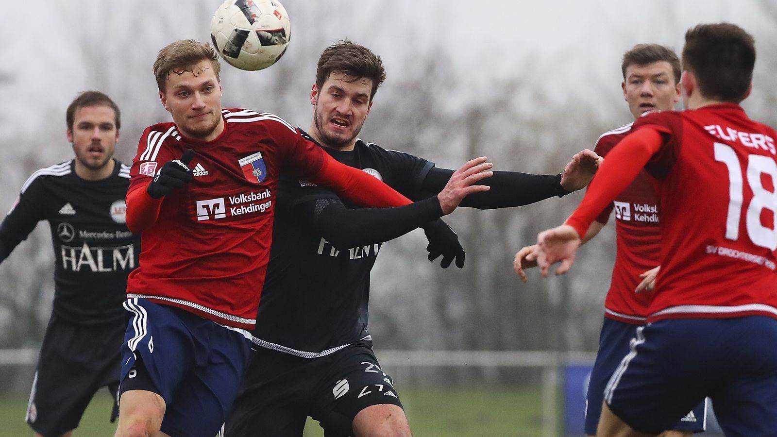 
                <strong>Von der Kreisliga zum Profivertrag</strong><br>
                ... war Weydandt noch Kreisliga-Kicker beim TSV Groß Munzel. Selbst im Mai 2018 hatte der 23-Jährige für Germania Egestorf (Bild) noch in der Regionalliga gespielt. Bei der U23 von Hannover 96 unterschrieb er daraufhin einen Amateur-Vertrag. Bei 96-Chefcoach Andre Breitenreiter hinterließ er mit acht Toren in der Saison-Vorbereitung bleibenden Eindruck. Nach den beiden Pokal-Treffern kündigte Hannover-Boss Martin Kind einen Profi-Vertrag für den neuen Sensationsstürmer an. Das Märchen geht weiter.
              