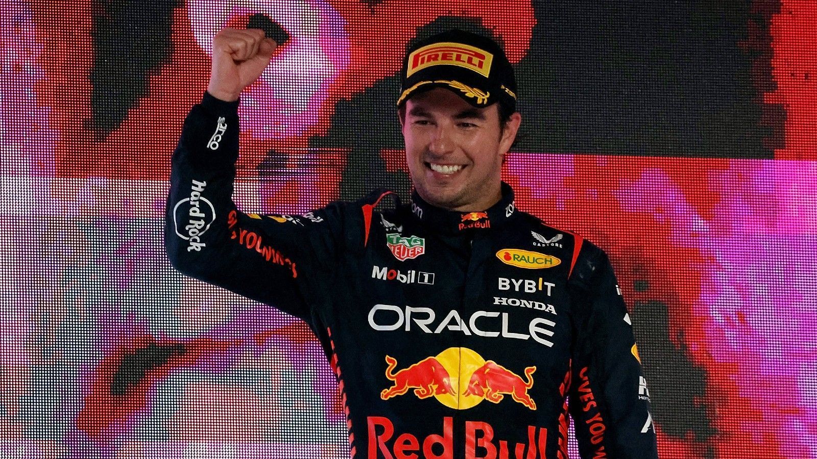 
                <strong>Gewinner: Sergio Perez</strong><br>
                Der Rennsieger in Dschidda darf bei den Gewinnern selbstverständlich nicht fehlen. Der Mexikaner feiert in Saudi-Arabien einen souveränen Sieg, der auch durch seinen bärenstarken Teamkollegen Max Verstappen nicht ernsthaft gefährdet wurde. Zwar schnappt ihm der Niederländer die schnellste Rennrunde weg, Perez hat aber bewiesen, dass er nicht mehr nur der Wingman für den zweimaligen Weltmeister ist. Der 33-Jährige meldet Ansprüche an und bekommt überschwängliches Lob von den Red-Bull-Bossen. Ein gelungenes Wochenende.
              