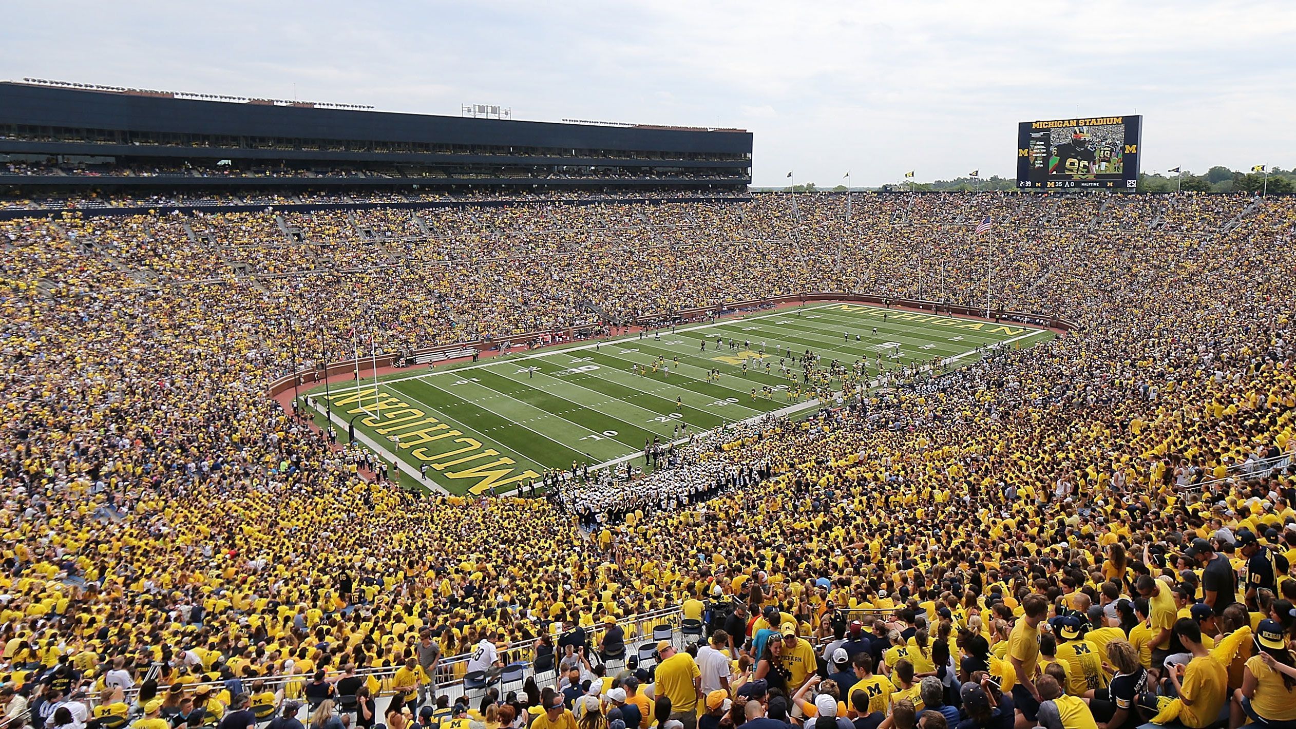 
                <strong>Michigans "Big House"</strong><br>
                Keine Universität und auch kein Team in der NFL kann es mit Michigans "Big House" aufnehmen (>> die größten College Stadien <<). Das Michigan Stadium ist das größte Football Stadion in den USA und bietet Platz für bis zu 107.601 Fans. Der Zuschauerrekord datiert aus dem Jahr 2013, als beim Spiel gegen Notre Dame 115.109 Menschen vor Ort waren. Und noch eine Bestmarke hält das Stadion: Beim Eishockeyspiel im Jahr 2011 zwischen der Michigan State University und der University of Michigan kamen insgesamt 104.173 Zuschauer ins Stadion - bis heute Rekord für den Sport. Die Partie ging als "Big Chill" in die Geschichte ein.
              