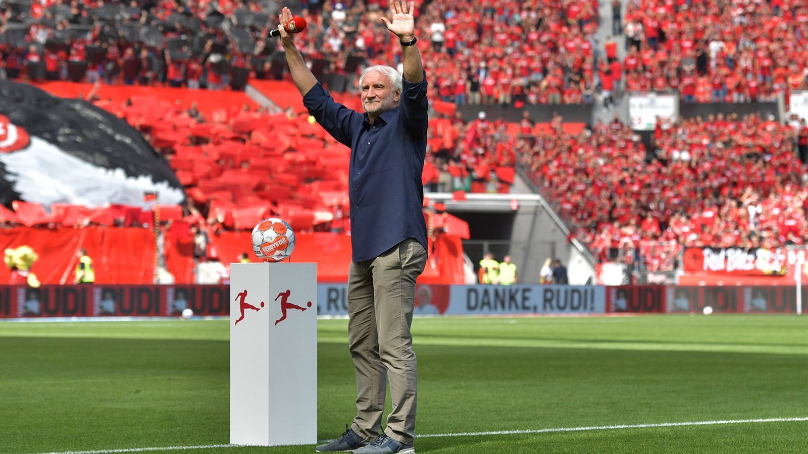 
                <strong>Rudi Völler geht in den Ruhestand</strong><br>
                Auch Rudi Völler verabschiedet sich am 34. Spieltag von der großen Bühne der Bundesliga. Seit 2005 ist der mittlerweile 62-Jährige als Sportdirektor, seit 2018 als Geschäftsführer bei Bayer 04 Leverkusen tätig. In dieser Zeit formt er den Klub zu einem Dauergast in den europäischen Wettbewerben und sorgt immer wieder mit einem seiner markanten Sprüche für Aufsehen. Einziges Manko seiner Amtszeit: Der Verein gewinnt keinen einzigen Titel.
              
