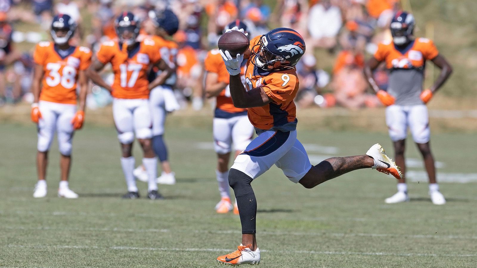 
                <strong>Denver Broncos (AFC West)</strong><br>
                Es ist ein neuer Sheriff in der Stadt. Russell Wilson hat seit seiner Ankunft in Denver nicht nur mächtig Spaß auf seinen Social-Media-Kanälen, sondern will mit den Broncos wieder an seine goldenen Zeiten anknüpfen. Aber auch die Franchise profitiert von ihrem neuen Quarterback und darf unmittelbar wieder als Contender gelten. Aber die AFC West war bereits im Vorjahr die wohl stärkste Division der NFL, sowohl die Kansas City Chiefs als auch die Las Vegas Raiders schafften es in die Playoffs, die Los Angeles Chargers verpassten erst am letzten Spieltag als drittes Team die Verlängerung der eigenen Saison. Von den vier Division-Rivalen haben die Broncos nun den leichtesten Schedule - mit Wilson scheint ein "Worst to First" durchaus möglich.
              