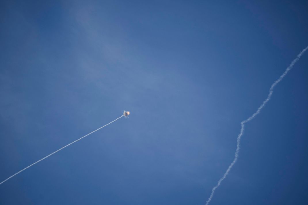 Das israelische Luftabwehrsystem Iron Dome fängt eine aus dem Libanon abgefeuerte Rakete im Norden Israels ab. 