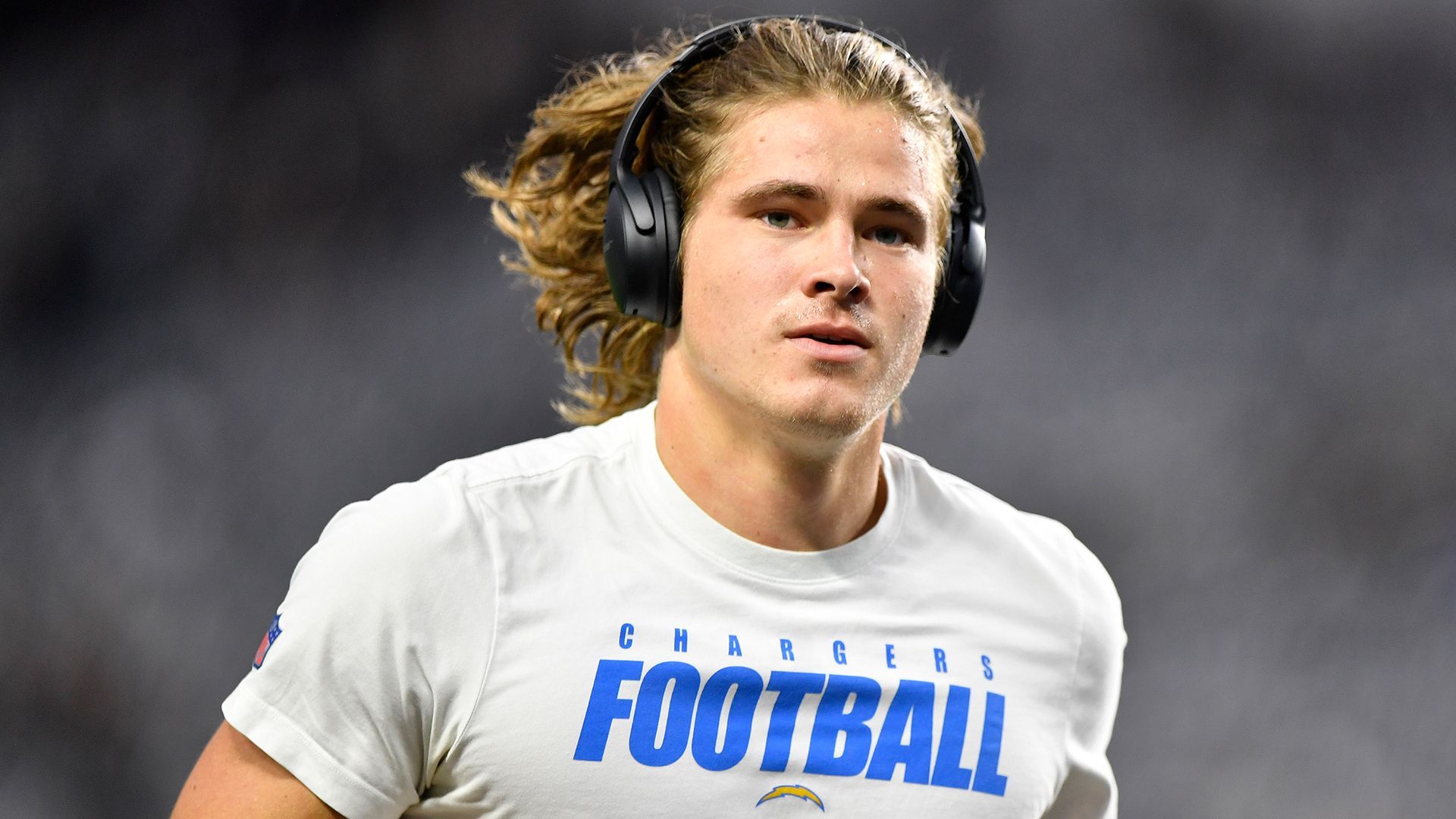 <strong>Justin Herberts Mega-Deal</strong><br>Herberts neuer Vertrag beinhaltet außerdem eine No-Trade-Klausel, die es den Chargers unmöglich macht, ihren jungen Signal Caller zu einem anderen Team zu schicken, wie NFL-Insider Adam Schefter berichtet.
In seinen bisherigen drei Spielzeiten bei den Chargers kommt der 25-Jährige auf 14.089 Passing-Yards, 102 Total-Touchdowns und insgesamt 22 Spiele, in denen er für mehr als 300 Yards warf. Alles NFL-Rekorde, die kein Quarterback in den ersten drei Jahren toppen konnte.