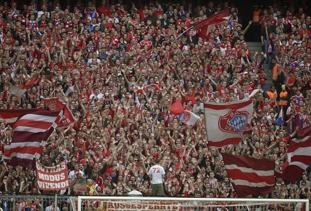 
                <strong>Die Zahlen und Fakten rund ums Stadion</strong><br>
                Insgesamt wurden 471 Spiele in der Allianz Arena absolviert. Als Heimmannschaft fungierten entweder die Bayern, 1860 oder das DFB-Team. Dabei bekam das Publikum 1318 Treffer zu sehen. Davon schossen die Bayern alles in allem 640 Tore bei 185 Gegentreffern.
              
