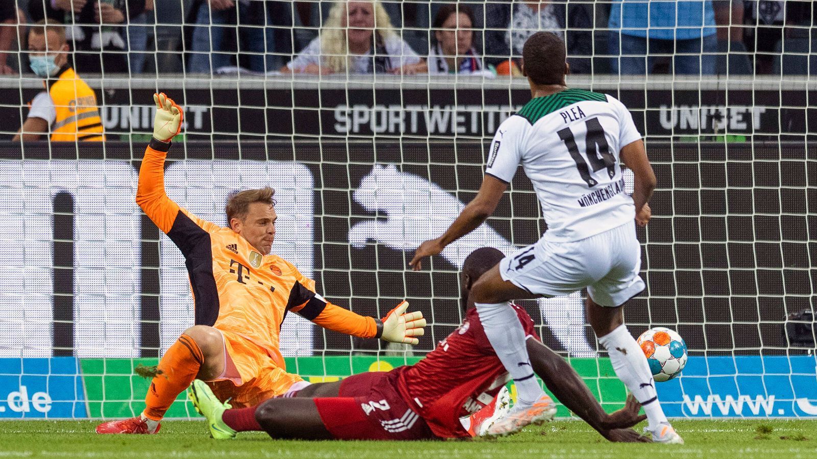 
                <strong>Durchwachsener Saisonstart: Wackeln die Bayern dieses Mal?</strong><br>
                Zum Liga-Auftakt in Gladbach (1:1) stand von den drei bisherigen Neuzugängen nur Dayot Upamecano (Mi.) in der FCB-Startelf und Franzose schwächelte dabei noch ziemlich - wie eigentlich die ganze Mannschaft. Zwar vergaben die Bayern zwischendurch einige Torchancen, hatten aber im Borussia-Park letztlich auch Glück, dass der VAR bei gleich zwei strittigen Upamecano-Aktionen im eigenen Strafraum nicht eingriff und auf Elfmeter gegen die Bayern entschieden wurde. Aber: Auch in früheren Spielzeiten startete der Rekordmeister nicht immer glanzvoll, konnte sich am Ende meist deutlich als Meister behaupten. Somit liegt es zuerst an Dortmund selbst (bzw. anderen Konkurrenten), durch Konstanz über die gesamte Saison den Bayern Paroli zu bieten und ihnen im Idealfall den Titel streitig zu machen. 
              