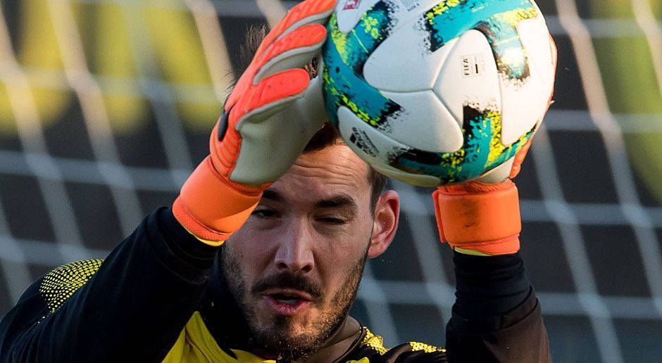 
                <strong>Roman Bürki</strong><br>
                Muss zum ersten Mal in Minute 37 nach einer Ecke zupacken - und lässt den Ball fast fallen. Eine Bogenlampe später pflückt Bürki dagegen sicher aus der Luft. Machtlos beim 1:1 von Ilicic. Sieht beim 1:2 unglücklich aus, als er den Ball vor die Füße von Ilicic abwehrt, auch hier ist dem Schweizer aber kein Vorwurf zu machen.ran-Note: 3
              