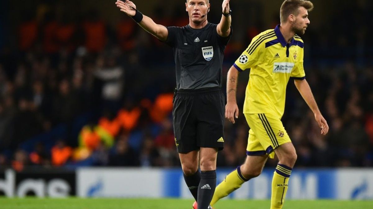Danny Makkelie (l.) pfeift die DFB-Partie in Belfast