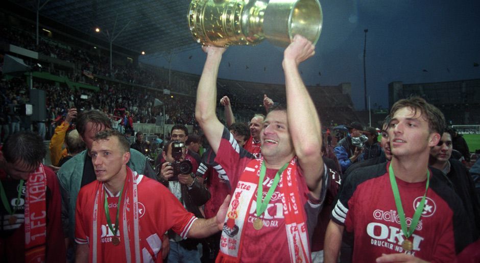 
                <strong>Lautern als DFB-Pokalsieger</strong><br>
                Heute kaum vorstellbar, 1996 aber Realität: Der 1. FC Kaiserslautern gewann den DFB-Pokal. Die Pfälzer, die in diesem Jahr ausgerechnet aus der ersten Liga abstiegen, besiegten im Finale von Berlin den Karlsruher SC mit 1:0.
              