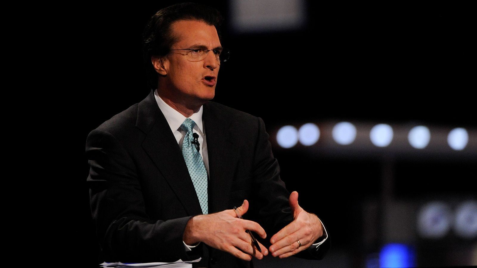 <strong>Draft 1994: Colts-GM Bill Tobin zerlegt Mel Kiper</strong><br>
                Mel Kiper Jr. gilt in den USA als so etwas wie der Vater aller Draft-Experten. Seit rund 40 Jahren analysiert er für "ESPN" beinahe jedes Talent, das für den Draft gemeldet ist. 1994 führte seine Kritik an der Auswahl von Linebacker Trev Alberts mit dem fünften Pick durch die Indianapolis Colts aber zu einer unvergesslichen Szene.
