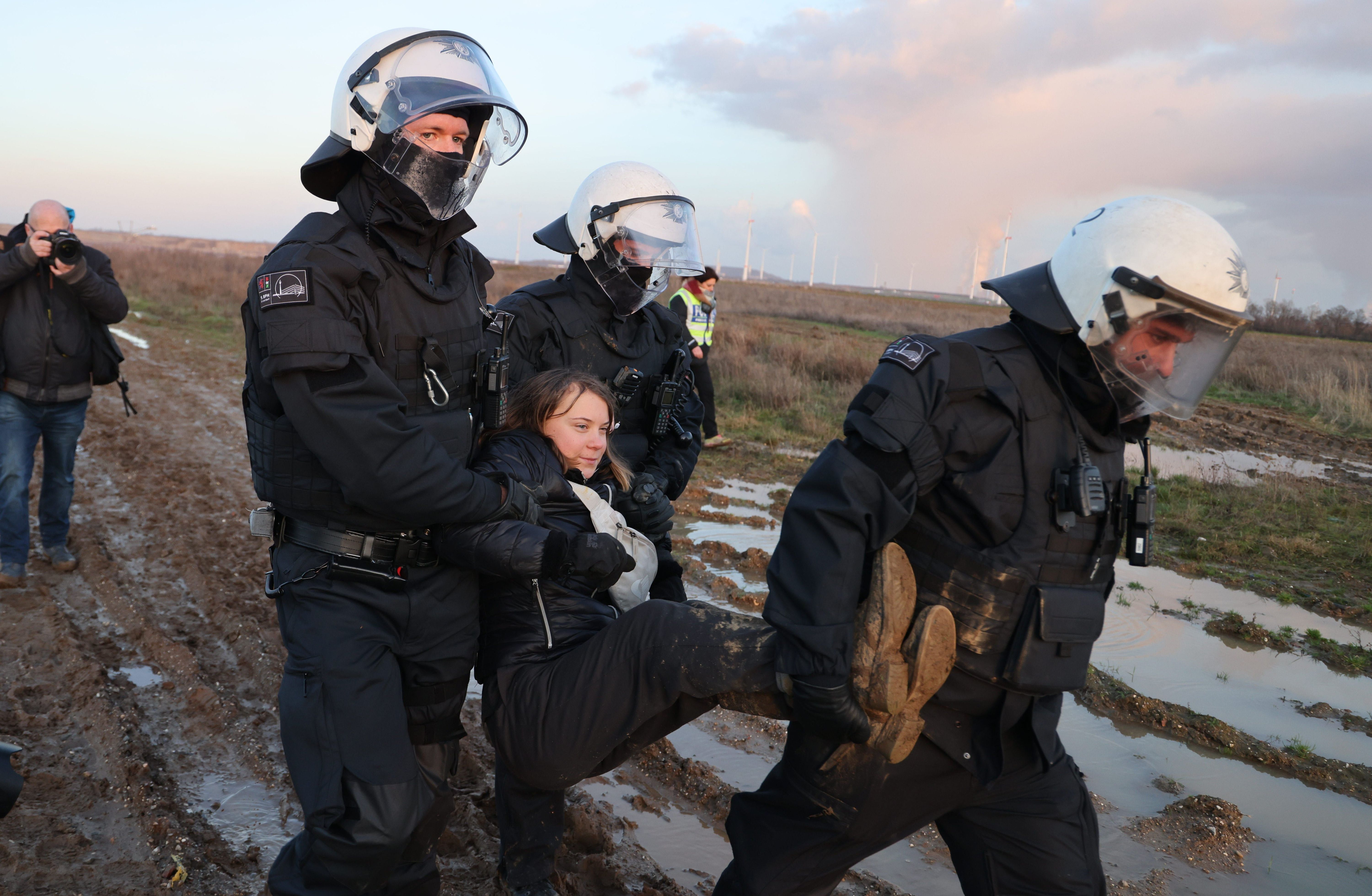 17. Januar 2023: Polizisten tragen die schwedische Klimaaktivistin Greta Thunberg aus einer Gruppe von Demonstrant:innen und Aktivist:innen heraus und vom Rand des Braunkohlentagebaus Garzweiler II weg. 
