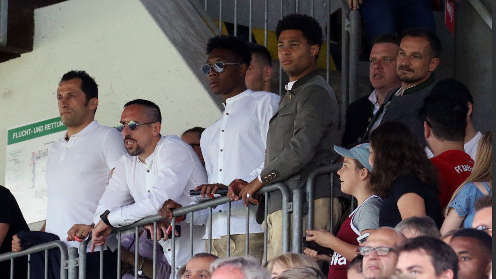 
                <strong>Double und Aufstieg der Amateure: Die Bayern feiern</strong><br>
                Auch Sportdirektor Hasan Salihamdzic sowie Präsident Uli Hoeneß (hier nicht im Bild) waren im Grünwalder Stadion.
              